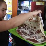 Hondureños elaboran la baleada más grande del mundo