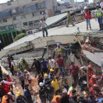 Video: Rescatistas se afanan por sacar a niña mexicana viva entre escombros