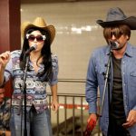 Miley Cyrus despierta euforia con show sorpresa en el metro de New York