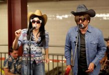 Miley Cyrus despierta euforia con show sorpresa en el metro de New York