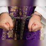 Cura señalado por acoso provoca indignación social en Paraguay