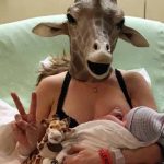 Mujer embarazada parodia a jirafa que es viral en YouTube