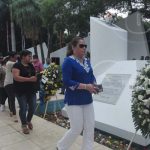 Militantes depositan ofrendas florales a Tomás Borge