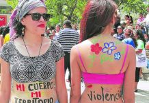 Latinoamericanas se manifiestan contra desigualdad de género