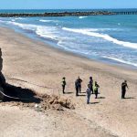 Argentina: Niña que disfrutaba de la playa muere tras desprenderse un acantilado