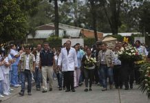 Dan último adiós a muertos tras ataque de pandilleros en hospital de Guatemala