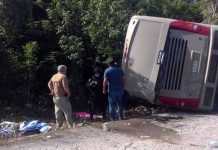 Once turistas mueren en accidente vial en carretera de sureste de México