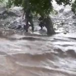 Rescatan a hombre que fue arrastrado por corriente en el sector de Galería Santo Domingo