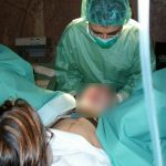 Mujer da a luz en hospital de Argentina, pero médicos le entregan bebé sin cabeza