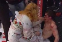 Video: Mujer abofetea a su hijo tras perder pelea en MMA