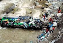 Al menos 15 muertos al caer minibús a un abismo en Perú