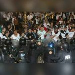 Policía reprime protesta de maestros en Argentina