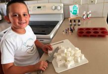 Niño «la parte» en Costa Rica con la elaboración de jabones innovadores