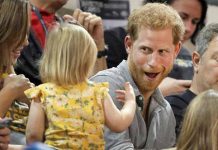 Video: Una niña se «robó» las palomitas del príncipe Harry y esta fue su reacción