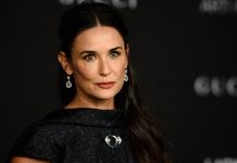 Demi Moore envuelta en escándalo tras besar apasionadamente a un niño (VIDEO)