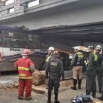 Perú: Bus choca contra puente peatonal y deja 28 heridos