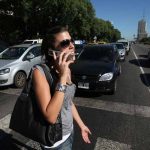 Presentan proyecto en Argentina para multar peatones que crucen con el móvil
