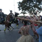 Policía lanza gas lacrimógeno contra indígenas en Brasil