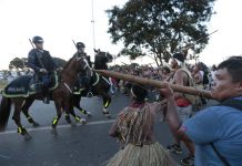 Policía lanza gas lacrimógeno contra indígenas en Brasil