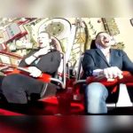 Paloma se estrella en la cara de un hombre en plena montaña rusa