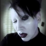 Video Viral: Marilyn Manson desata polémica tras apuntar con un rifle a fans