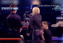 Cantante italiana es manoseada descaradamente por bailarín
