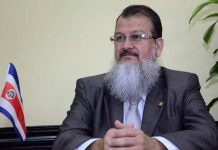 Costa Rica: Diputado «explota» tras encontrar fotografía suya en inodoro del plenario