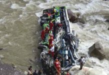 Ocho muertos y 33 heridos tras caer autobús en río Yambrasbamba, Perú