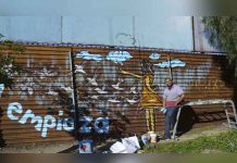 México: Artista le pinta cara de paz a la valla fronteriza de EE.UU.