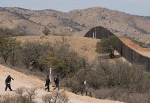 Muere un indocumentado guatemalteco y rescatan a otros 14 en desierto de Texas