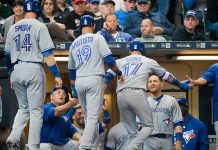 Azulejos vencen a Cerveceros con jonrón de Bautista