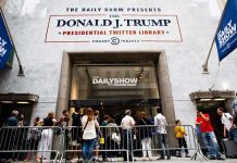 Tuits más famosos de Trump se exhiben en Nueva York