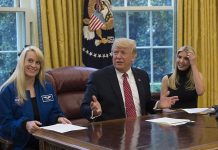 Trump felicita a Peggy Whitson por su récord de permanencia en el espacio