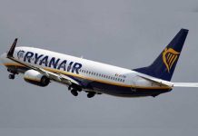 Video: Pasajero abre la puerta de emergencia del avión y sale por el ala