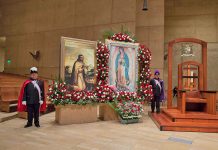 Mariachis le cantan a la Virgen de Guadalupe en Los Ángeles