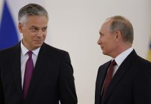 Putin llama a no interferir en asuntos rusos al recibir al embajador de EEUU