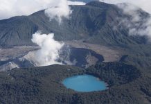 Volcán Poás de Costa Rica lanza material incandescente