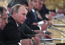 Vladimir Putin cumple 65 años trabajando en el Kremlin