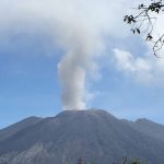 Volcán Turrialba de Costa Rica lanza columna de cenizas y afecta vuelos