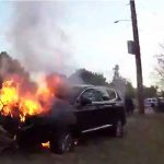 EE.UU.: Policías sacan a hombre inconsciente de un vehículo en llamas estados unidos, policias, sacar, hombre, carro, llamas, videos, redes sociales, hombre,