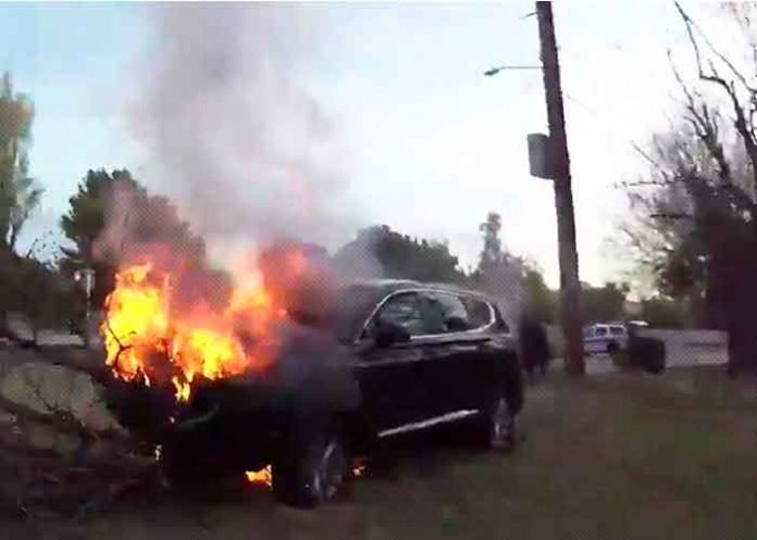 estados unidos, policias, sacar, hombre, carro, llamas, videos, redes sociales, hombre,