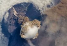 Volcán en Alaska arroja nube de cenizas al aire