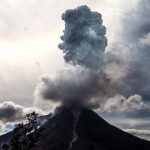Volcán Agung expulsa vapor en Bali