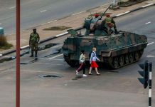 Ejército toma el control en Zimbabue y pone bajo arresto a Mugabe