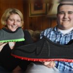 Fabrican zapatos gigantes a joven de Michigan