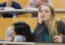 Por qué te duermes cuando estás aburrido, según la ciencia