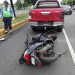 Motociclista se estrella con vehículo por ir distraída en Carretera Norte