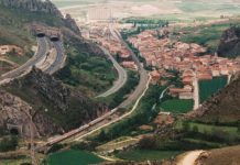 España: Cinco fallecidos tras una colisión entre un transporte de turismo y un camión