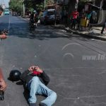 Managua: Aventajar e invadir carril causa choque entre dos motos