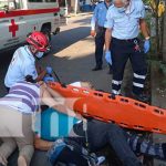 Padre e hijo lesionados por accidente en que taxi invadió carril en Managua nicaragua, accidente, managua, taxi, moto,